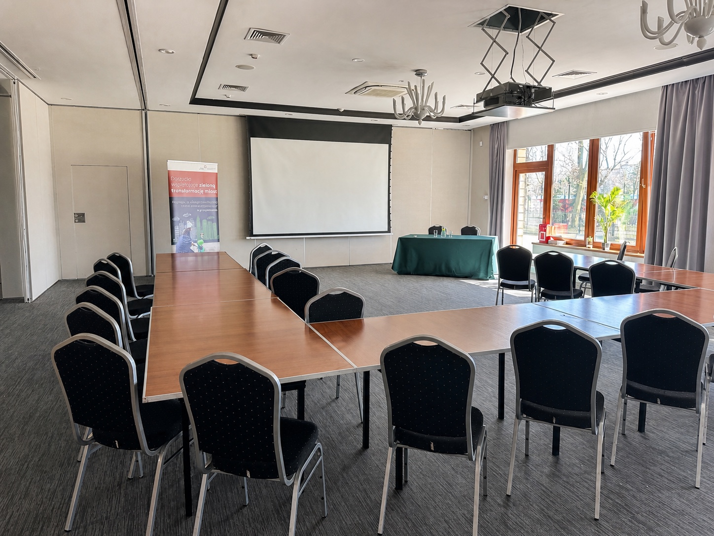Sala szkoleniowa w układzie podkowy